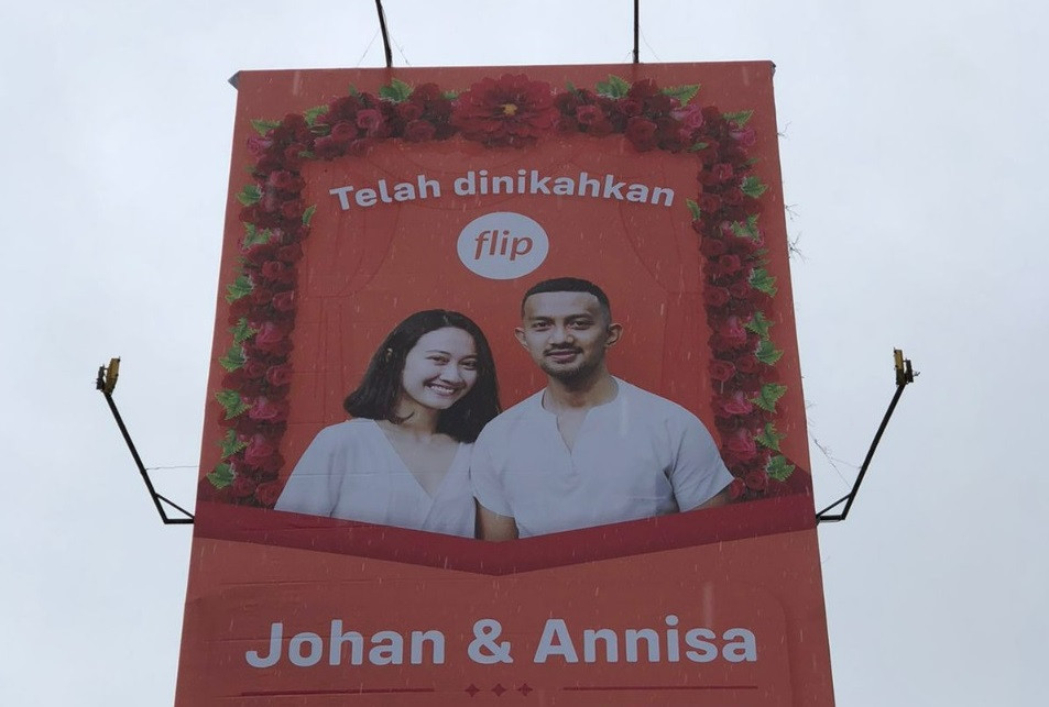 Beri bantuan biaya nikah Rp100 juta, Flip pasang billboard ini